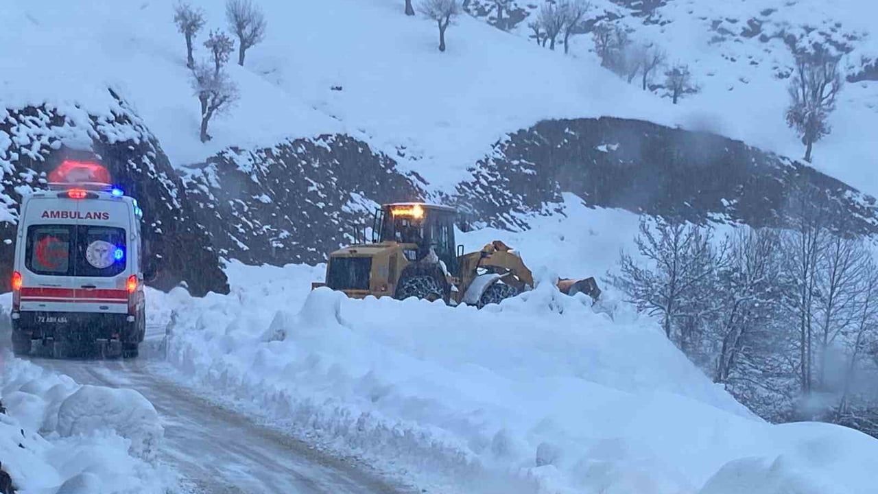 Batman’da İncesu köyünde mahsur kalan hasta 7 saatlik müdahale ile kurtarıldı