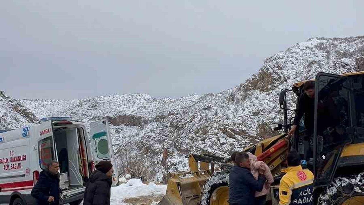 Batman'da kapalı köy yolu açıldı, 14 yaşındaki Gülsüm sağlık ekiplerine ulaştırıldı