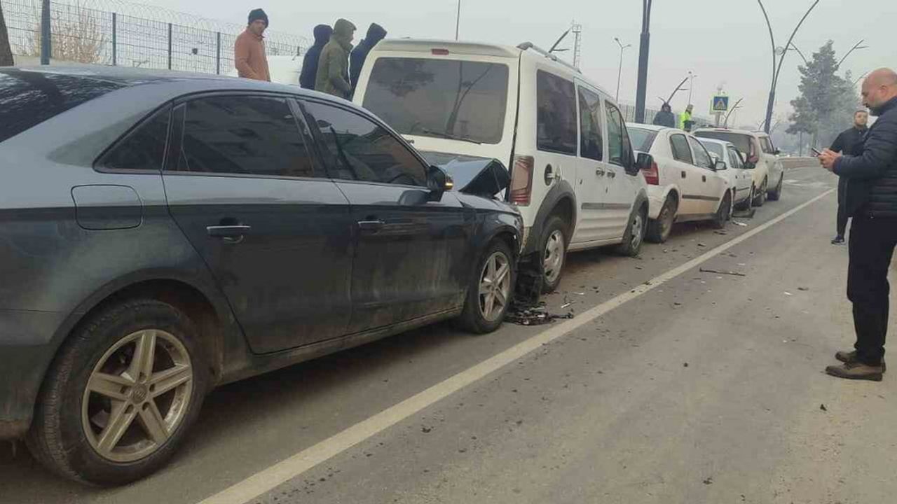 Batman'da Özgürlük Bulvarı'nda 5 araçlı zincirleme kaza: maddi hasar oluştu