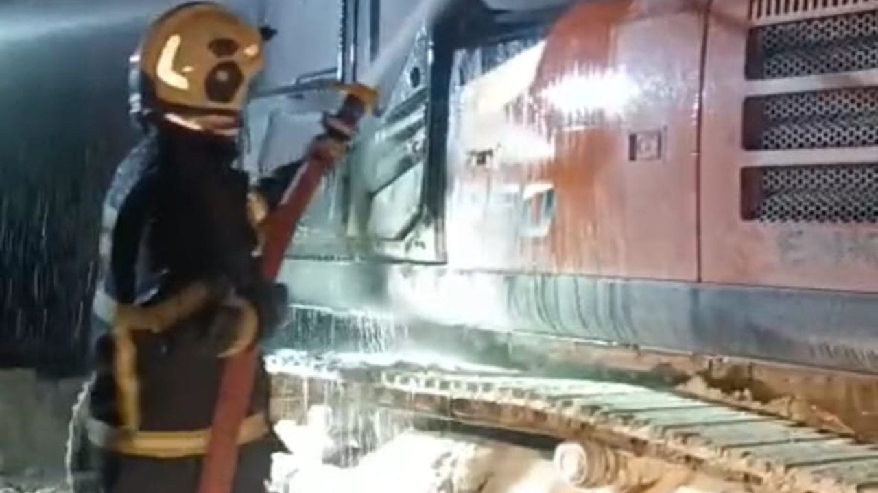 Batman'da park halindeki iş makinesi alev aldı; itfaiye müdahalesiyle söndürüldü