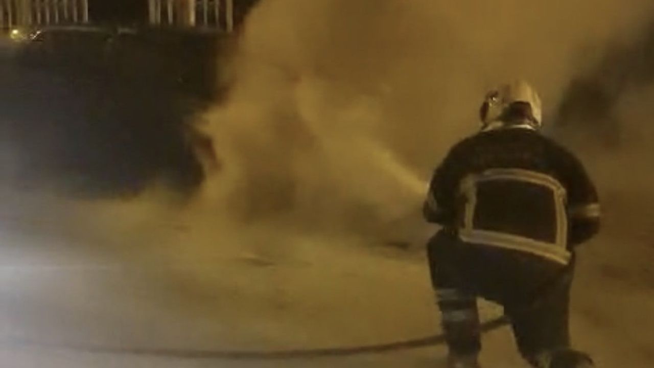 Batman'da park halindeki otomobil yandı; itfaiye müdahale etti