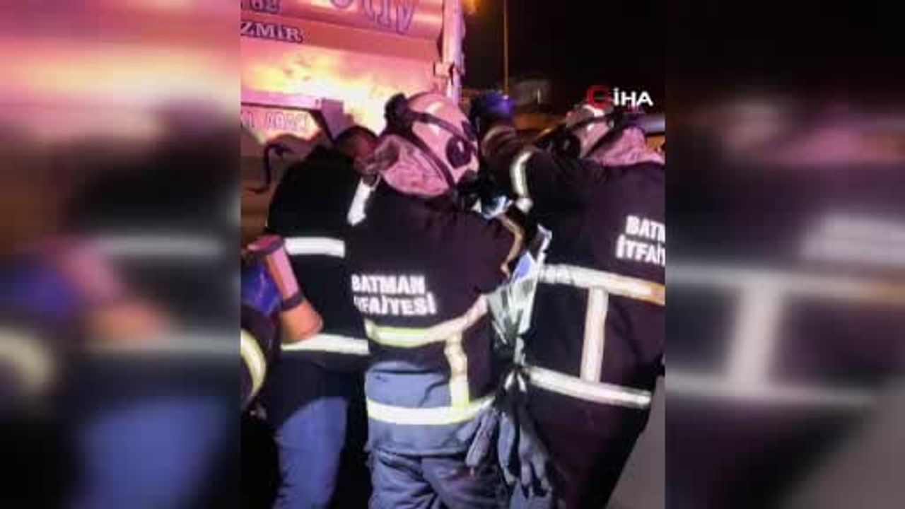 Batman'da Pikap Kamyonete Arkadan Çarptı; Sürücü İtfaiye Ekiplerince Kurtarıldı