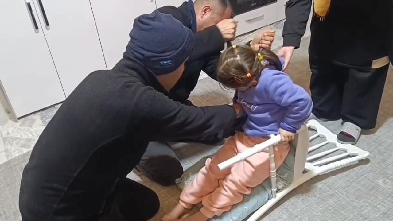 Batman'da sandalyeye sıkışan çocuk itfaiye ekipleri tarafından kurtarıldı