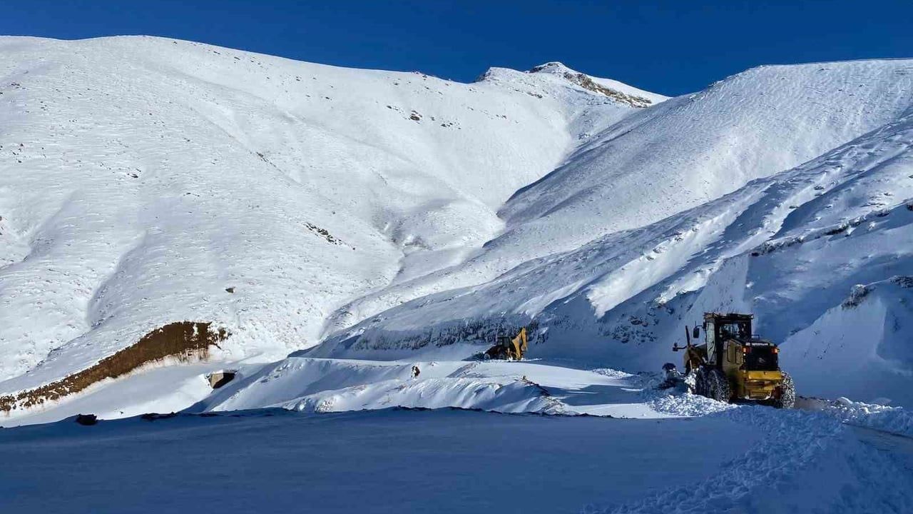 Batman'da yoğun kar yağışı: 70 yaşındaki hasta kepçe ile ambulansa ulaştırıldı
