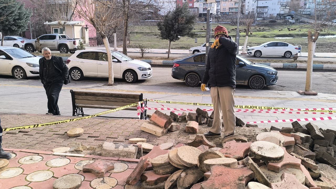 Batman Gercüş’te 12 katlı binanın ana giriş merdiveni çöktü, inceleme başlatıldı