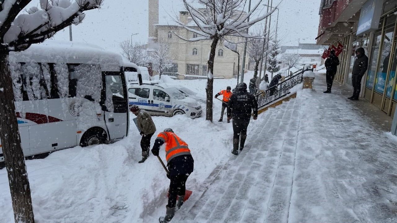 Bayburt: Demirözü ve Aydıntepe'de Kar Temizleme ve Tuzlama Çalışmaları Sürüyor
