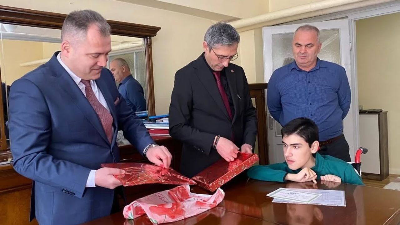 Bayburt İl Millî Eğitim Müdürü Ömer Faruk Kahraman, evde eğitim öğrencilerinin karne heyecanına ortak oldu