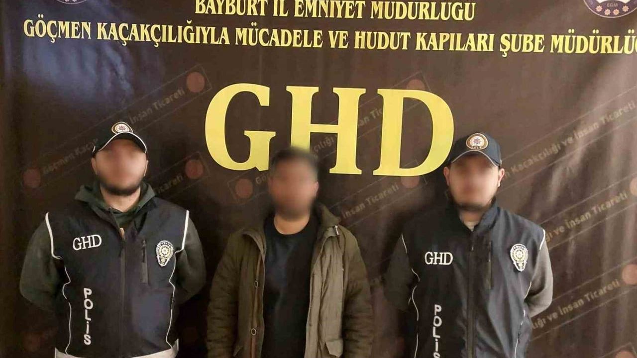 Bayburt'ta 8 düzensiz göçmen yakalandı, 1 şüpheli gözaltında