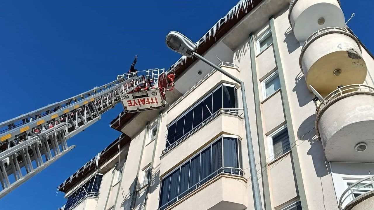 Bayburt’ta Belediye Ekipleri Buz Sarkıtı ve Kaldırım Temizliğini Sürdürüyor