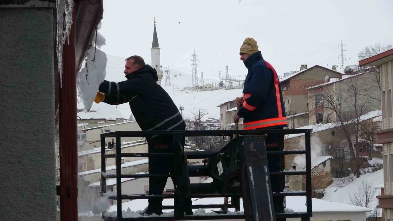 Bayburt’ta çatıdan düşen kar kütlesi iki araca zarar verdi; bir otomobil hurdaya döndü