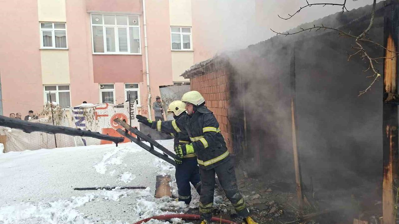 Bayburt’ta garaj ve depo yangını itfaiye ekiplerinin müdahalesiyle söndürüldü