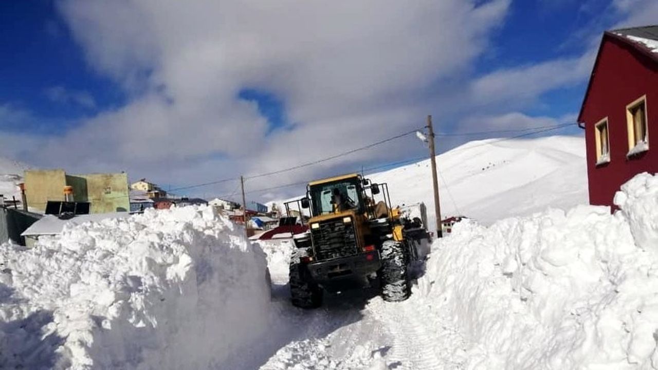 Bayburt'ta Kapanan 70 Köy Yolunun Açılması İçin Karla Mücadele Çalışmaları Sürüyor