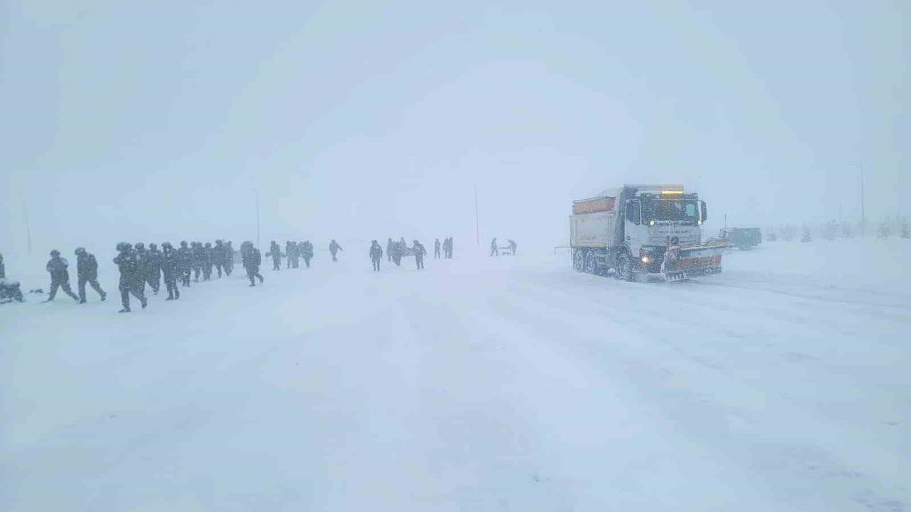 Bayburt’ta kar nedeniyle yollarda mahsur kalan araçlar İl Özel İdaresi ekiplerince kurtarıldı