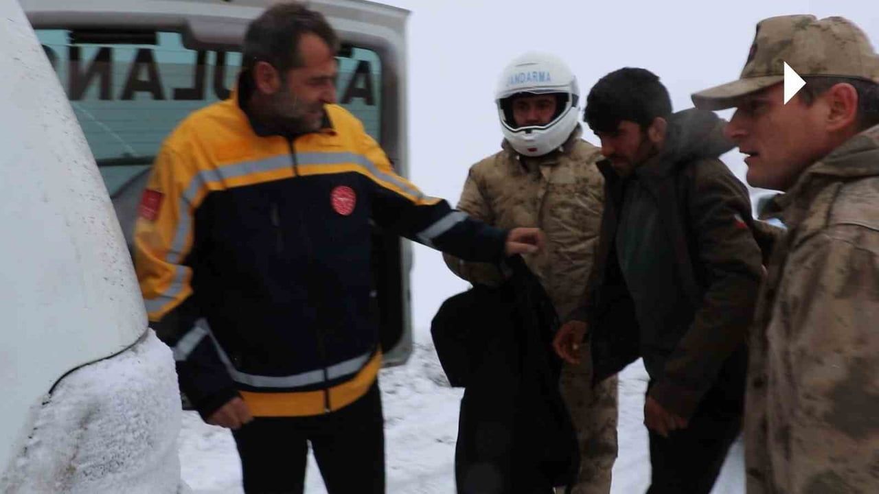 Bayburt’ta kar ve tipi nedeniyle hastaneye gidemeyen vatandaşa jandarma kar motoruyla ulaştı