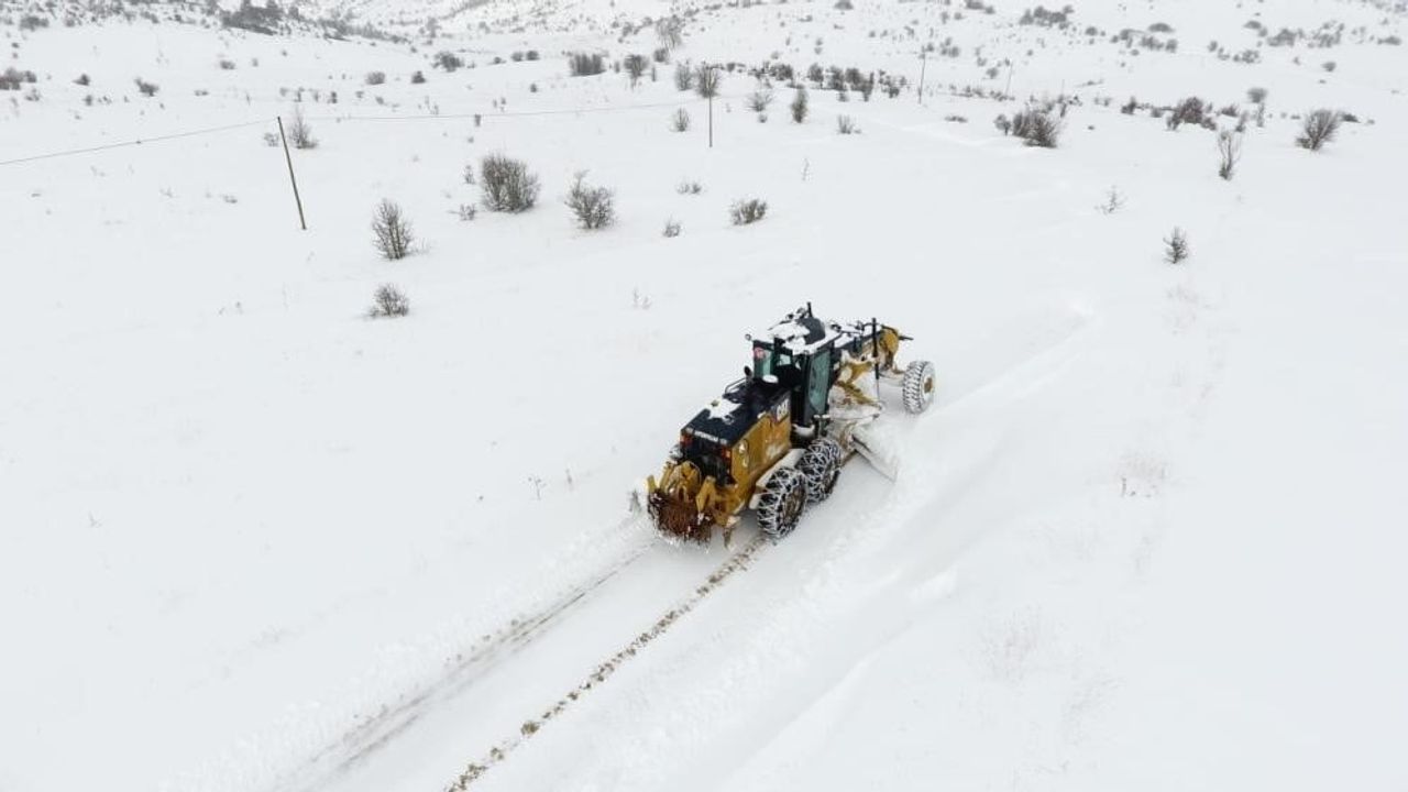 Bayburt’ta kar ve tipiden kapanan 44 köy yolu İl Özel İdaresi ekiplerince açıldı
