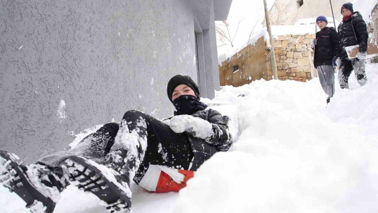 Bayburt’ta yoğun kar nedeniyle 14 Ocak 2026 Çarşamba eğitime 1 gün ara