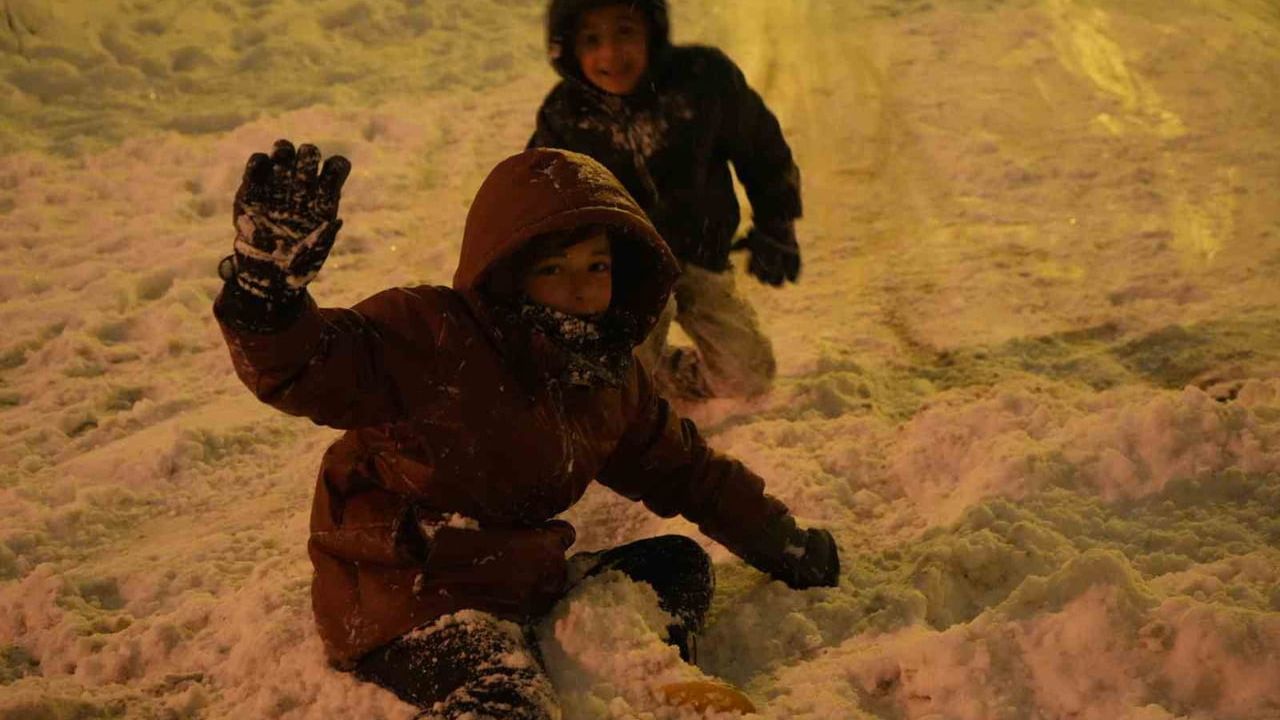 Bayburt'ta Yoğun Kar Sonrası Okullar Tatil: Çocuklar Sokaklarda Kayarak Eğlendi