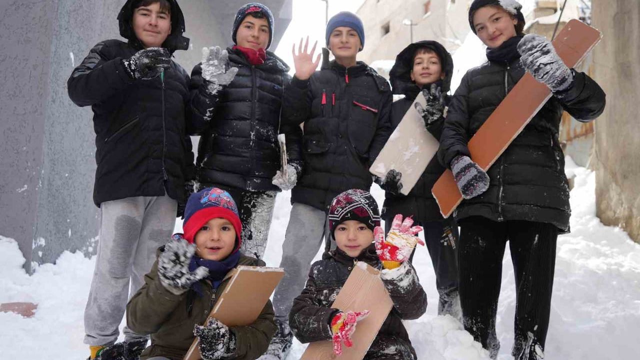 Bayburt’ta yoğun kar yağışı nedeniyle eğitime 1 gün ara verildi