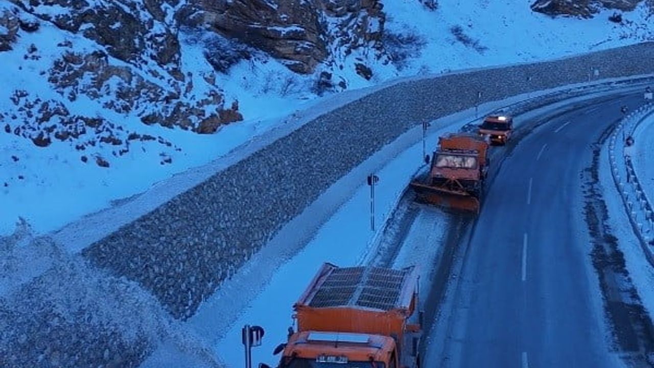 Bayburt’ta yüksek rakımlı geçitlerde karla mücadele aralıksız sürüyor