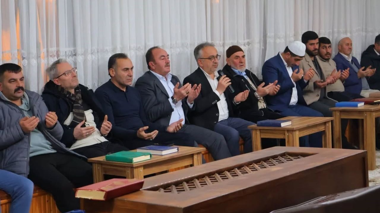 Bayburt Taht Köyü'nde Mukabele Programı: Hatim Duasını Müftü Bayram Danacı Yaptı