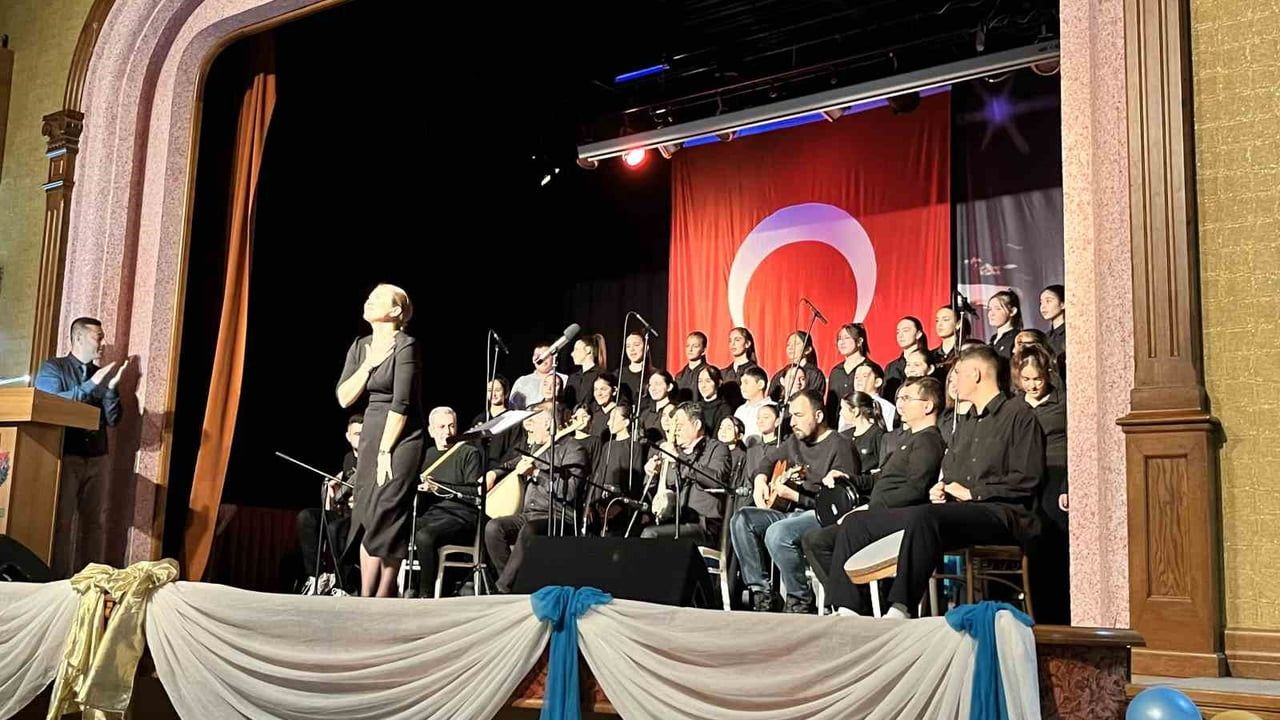 Bayındır'da öğrenciler 'Köklerimizden Geleceğe Türkülerle Yolculuk' projesiyle türkü şöleni düzenledi