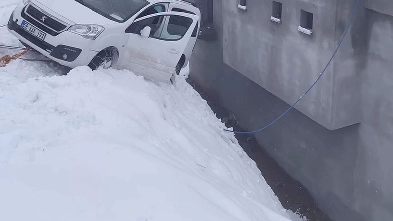 Baykan'da buzlanma sonucu hafif ticari araç evin çevre duvarında asılı kaldı