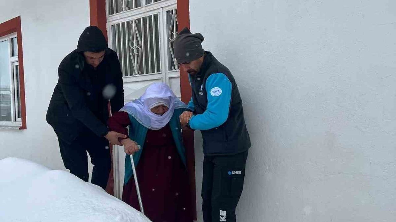 Baykan'da kar nedeniyle ulaşımı güçleşen 79 yaşındaki diyaliz hastası UMKE paletli araçla hastaneye ulaştırıldı