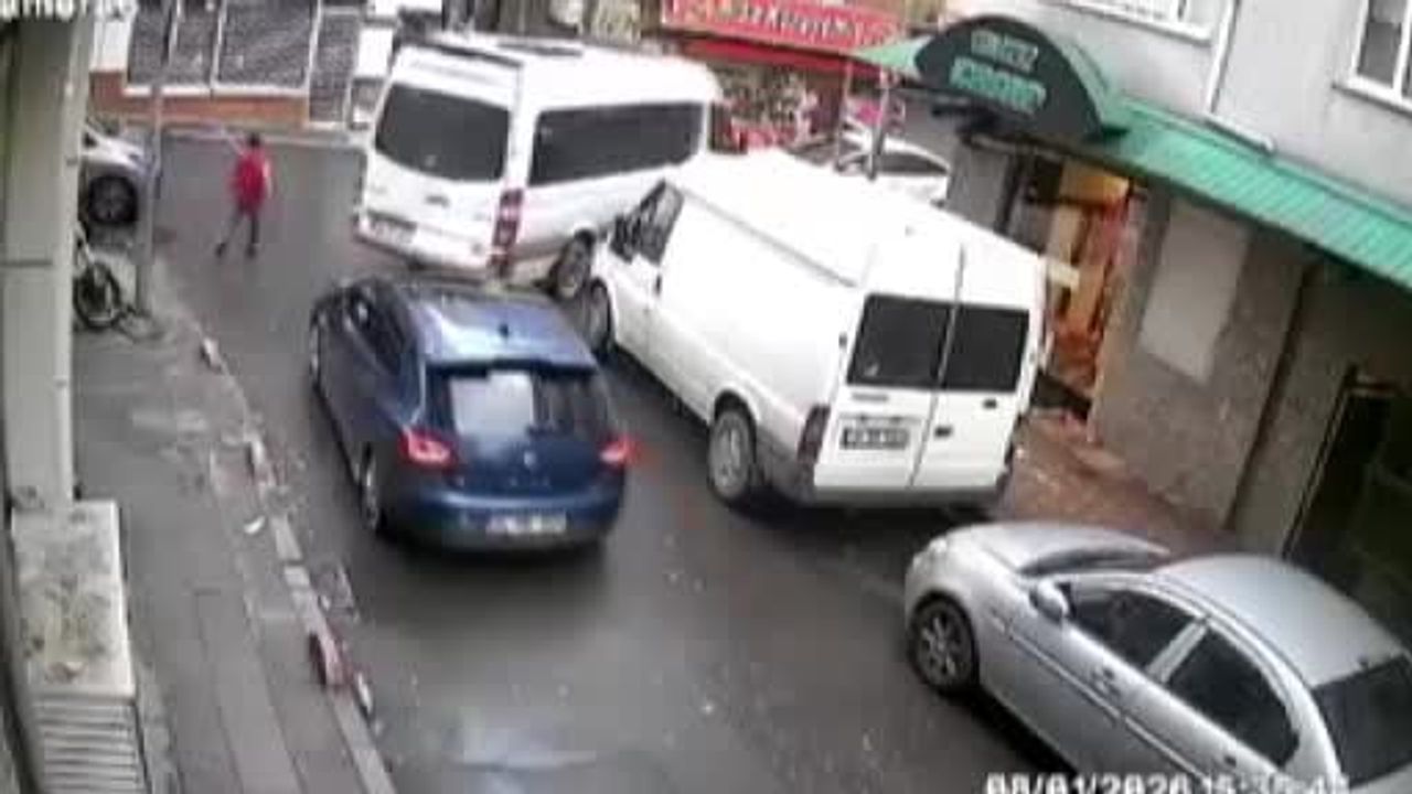 Bayrampaşa'da çocuk, trafikte kalan ambulansa yol verdi