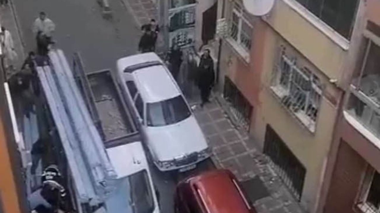 Bayrampaşa’da kamyonetten indirilen PVC malzemeleri işçinin üzerine düştü