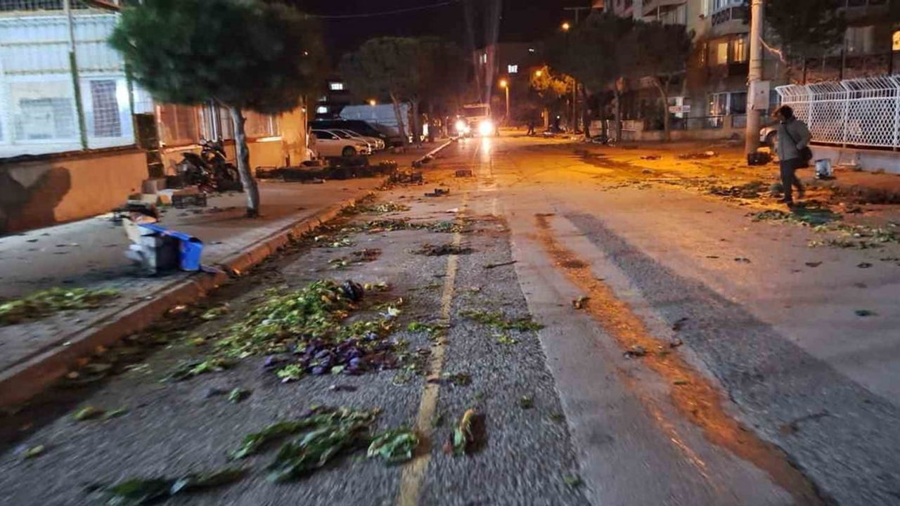 Bergama Maltepe Mahallesi pazarında su birikintileri ve çevre kirliliği sorunu