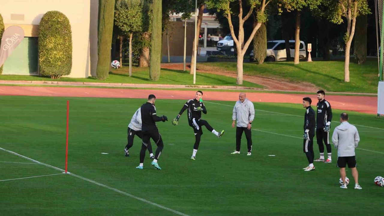 Beşiktaş, Antalya'da devre arası kampını saha antrenmanlarıyla sürdürüyor