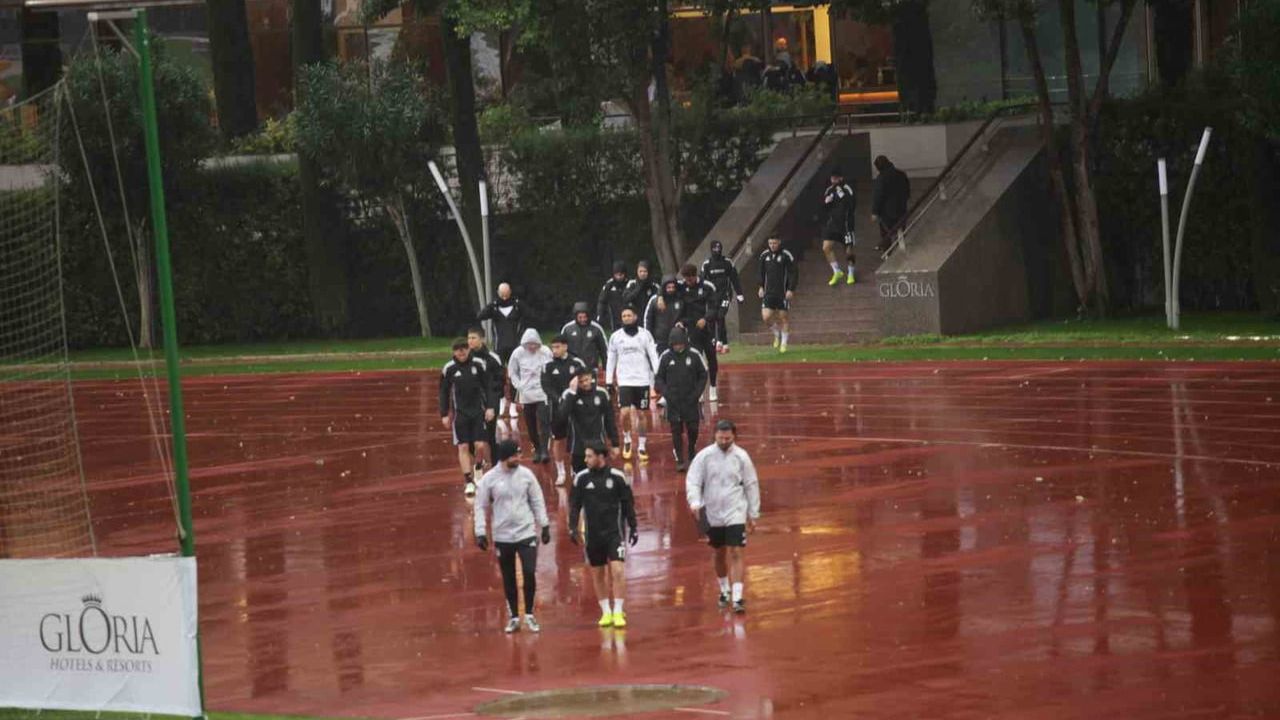 Beşiktaş, Antalya kampında yağış ve rüzgara rağmen hazırlıklarını sürdürdü