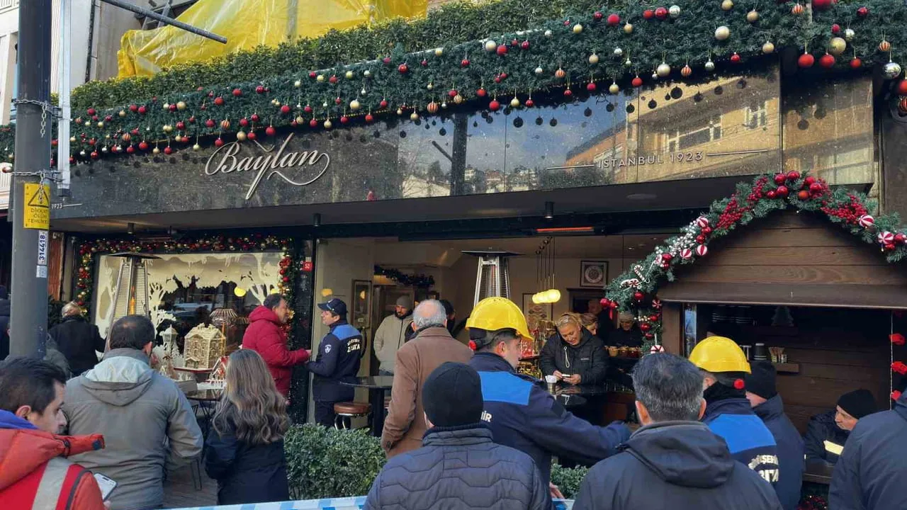Beşiktaş Bebek'te Baylan Pastanesi'nin Terasındaki Kaçak Eklenti Yıkıldı