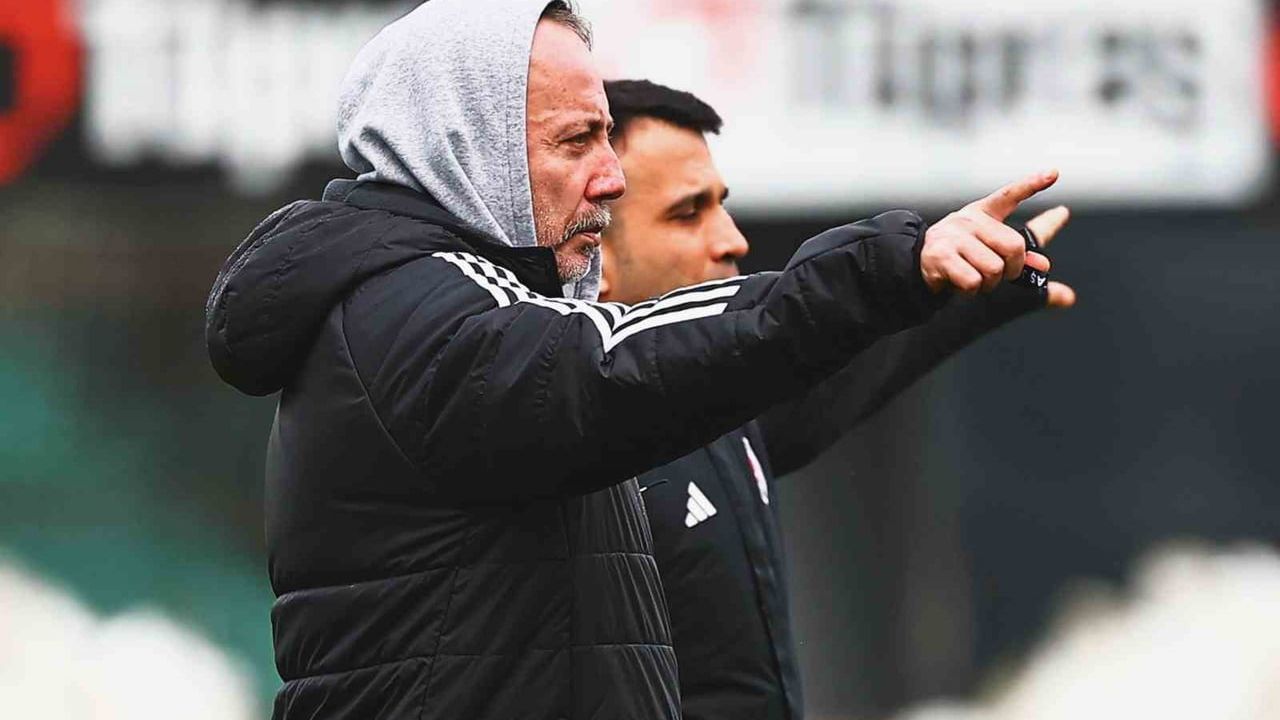 Beşiktaş, Eyüpspor maçı hazırlıklarını BJK Nevzat Demir Tesisleri'nde sürdürdü