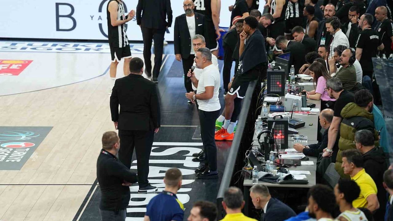 Beşiktaş - Fenerbahçe derbisi tribün tezahüratları nedeniyle 15 dakikalık ara verdi