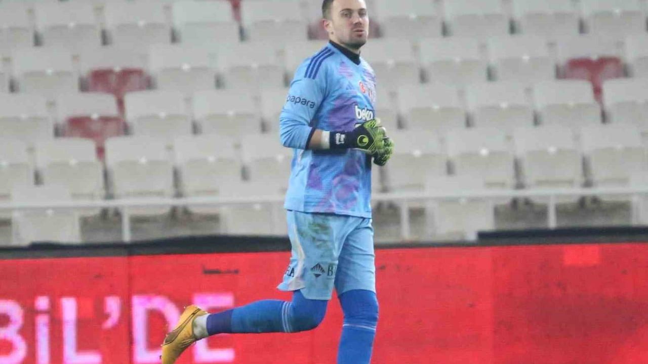 Beşiktaş, kaleci Mert Günok ile yollarını ayırdı