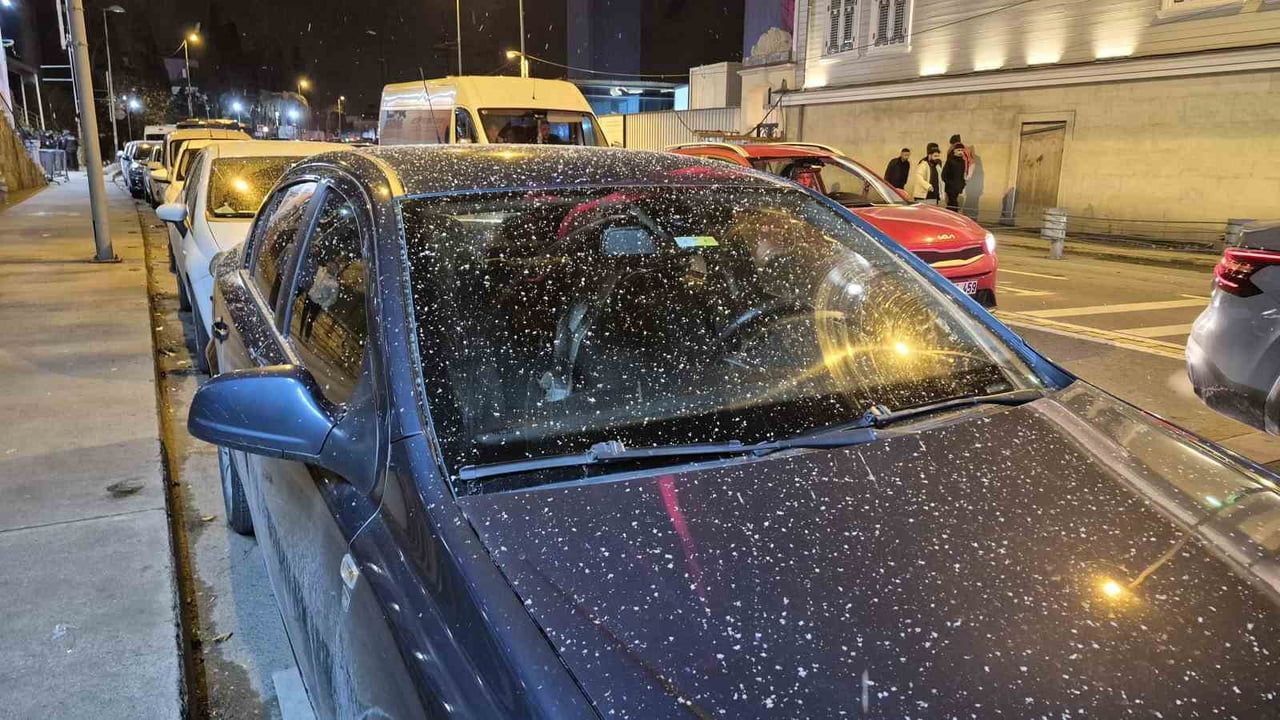 Beşiktaş Ortaköy'de 2026 yılının ilk saatlerinde kar yağışı