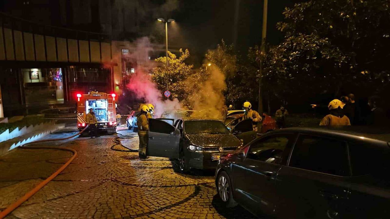 Beşiktaş’ta park halindeki 4 otomobilde yangın: 3 araç kullanılamaz hale geldi