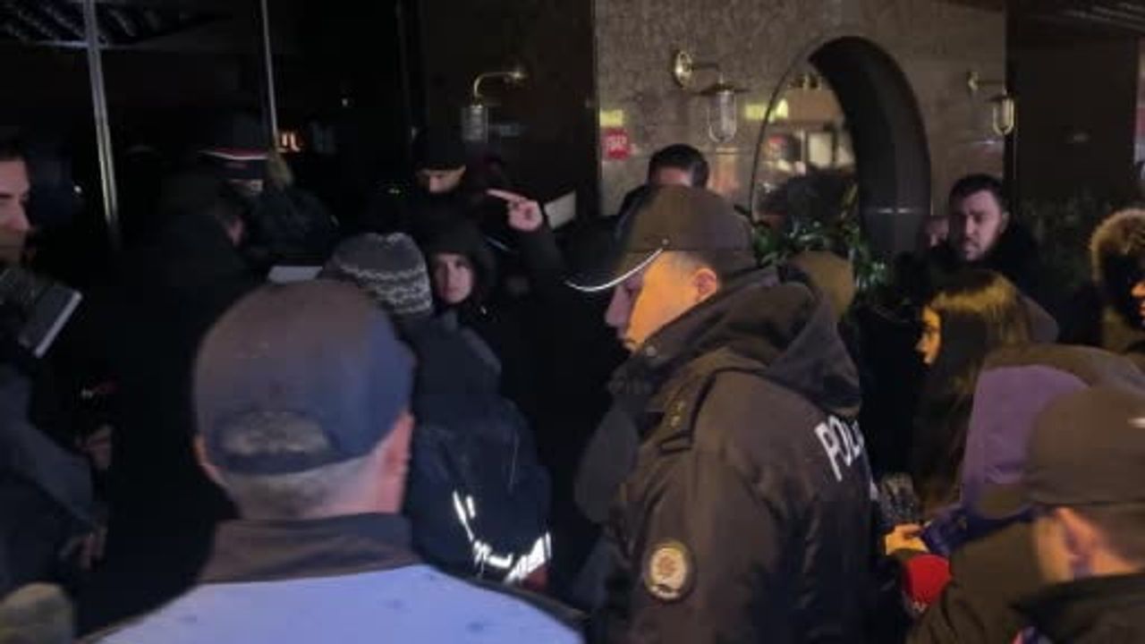 Beşiktaş'taki Bebek Otel'de kaçak eklentiler encümen kararıyla yıkıldı