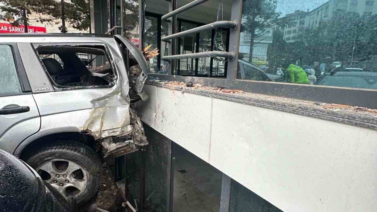 Beşiktaş Ulus’ta fren yerine gaza basıldığı iddia edilen sürücünün zincirleme kaza anı kamerada