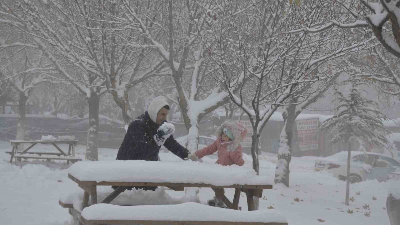 Besni'de İki Gün Süren Kar Yağışı İlçeyi Beyaza Bürüdü