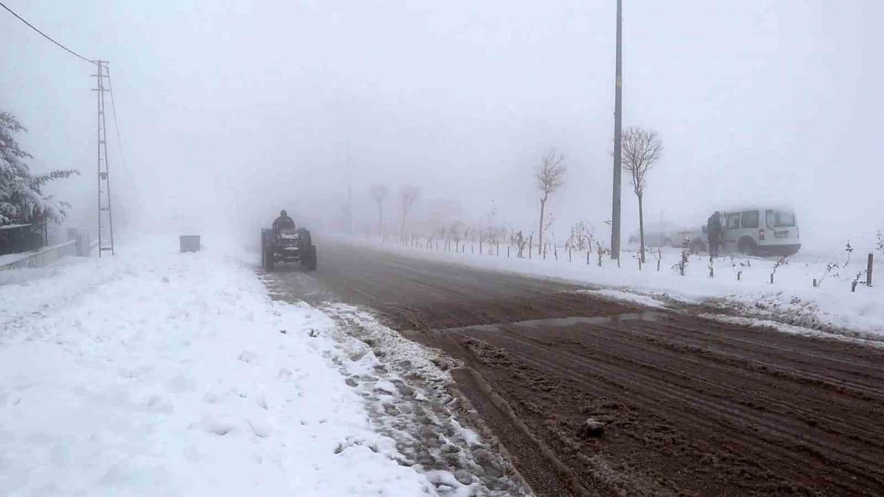Besni'de Kar Yağışı Sonrası Yoğun Sis Ulaşımı Aksattı