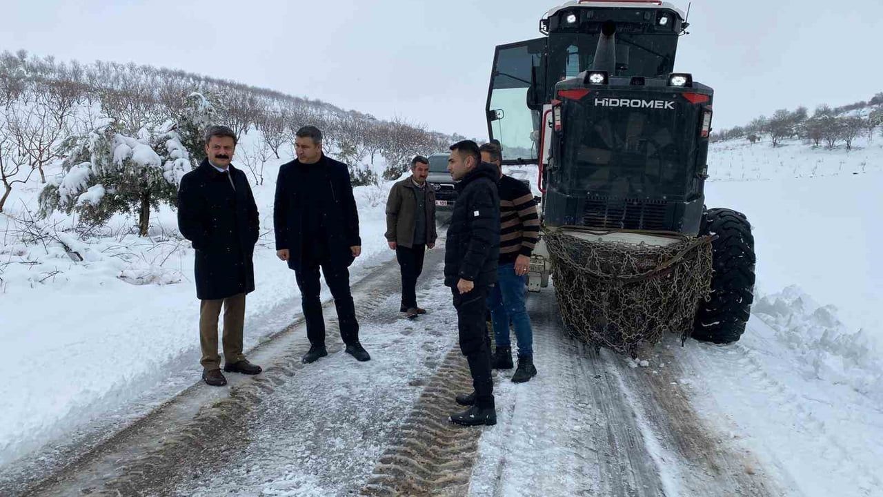Besni'de karla mücadele devam ediyor: 67 köy ve 48 mezra yolunun açılması sürüyor