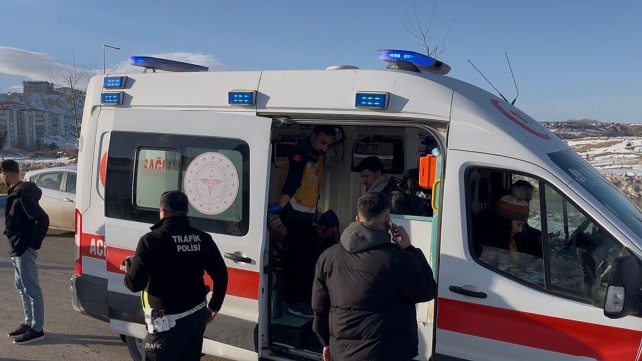 Besni'de motosiklet devrilmesi: Sürücü A.M.Ü. yaralandı