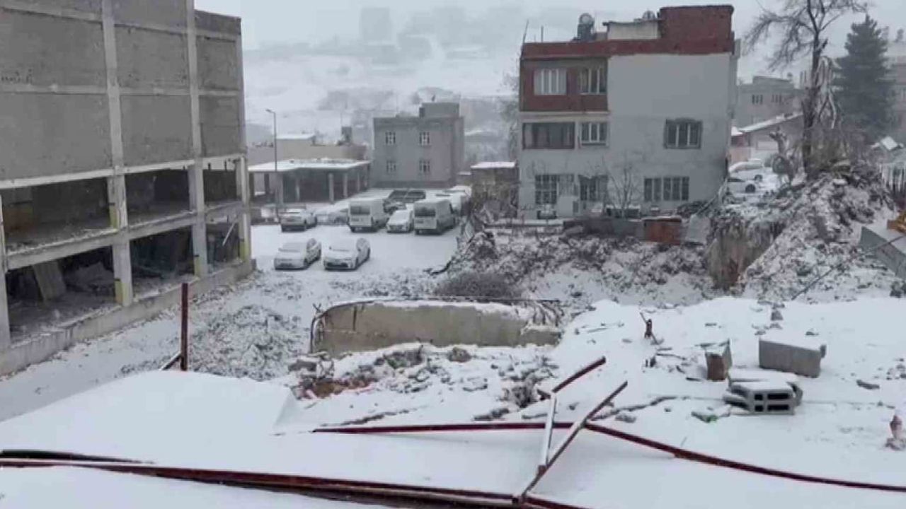 Besni'de yoğun kar yağışı başladı