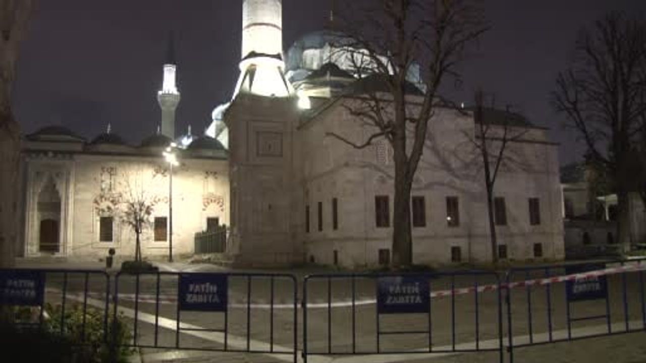 Beyazıt Camii minaresindeki kurşun kaplama lodosta yerinden çıktı, yaya geçişi kapatıldı