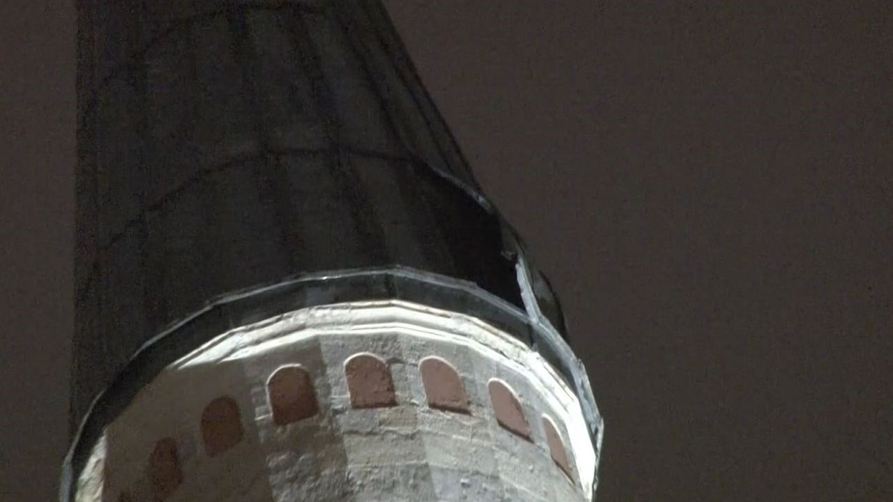 Beyazıt Camii'nin minaresindeki kurşun kaplama lodos nedeniyle yerinden çıktı