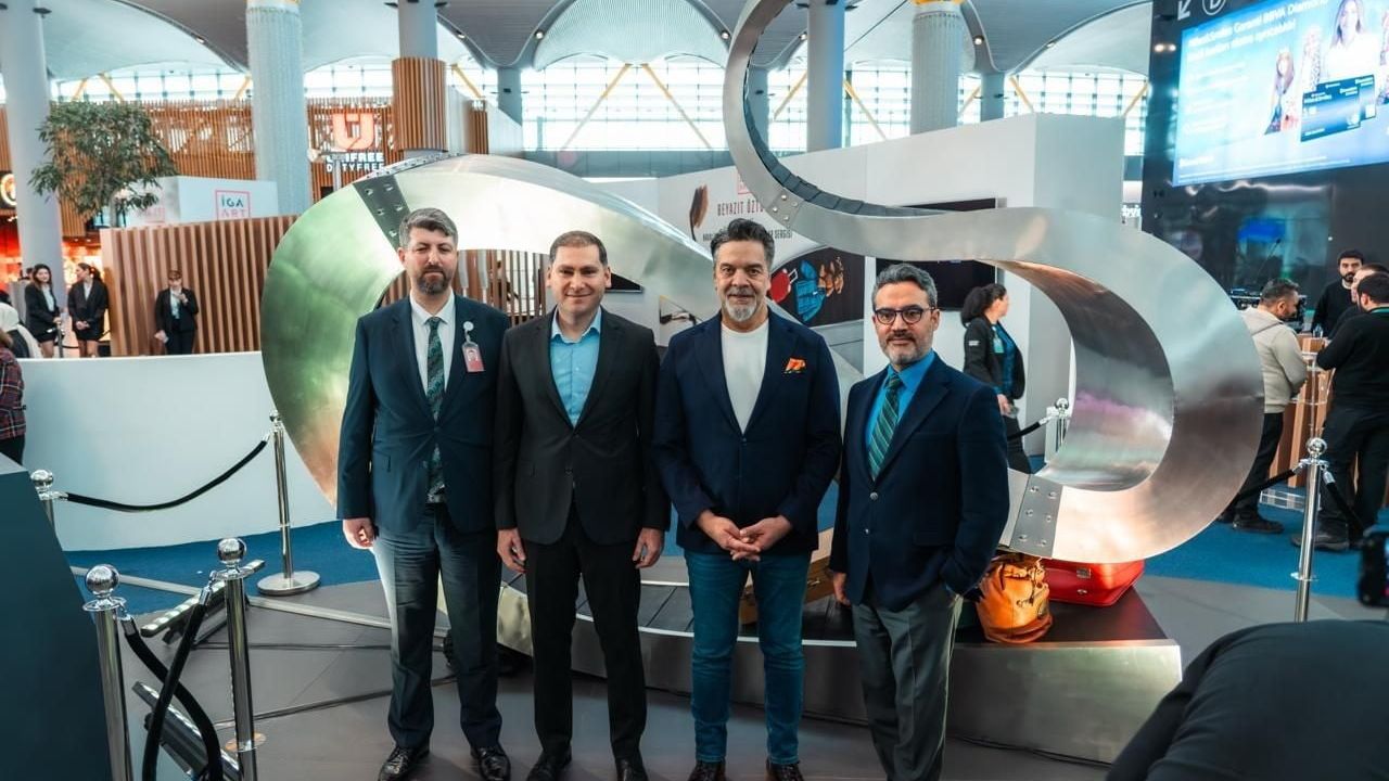 Beyazıt Öztürk'ün 'Şey' Heykeli ve 'Şeyler' Sergisi İGA İstanbul Havalimanı'nda