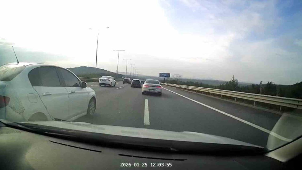 Beykoz'da TEM bağlantı yolunda makas atan sürücü araç kamerasına yansıdı