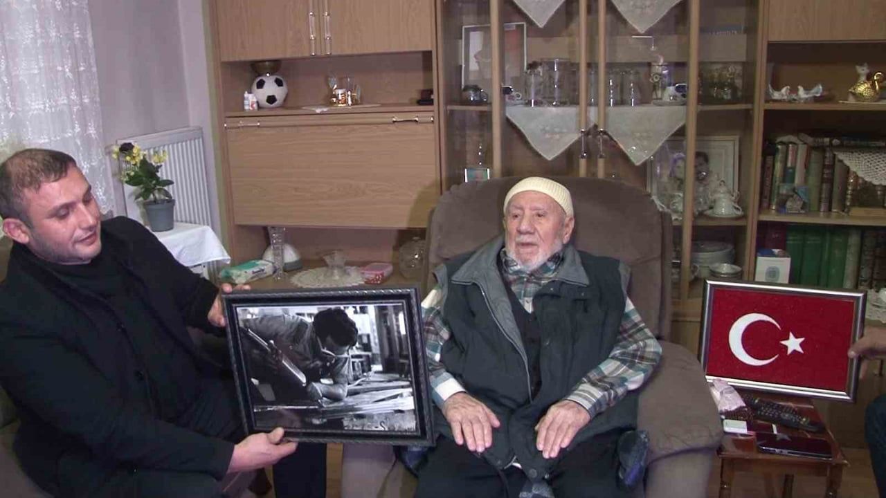 Beykoz'da vefa günü: MHP, Ülkücü Şehit Atilla Kurtuluş'un babasının 100. yaşını kutladı